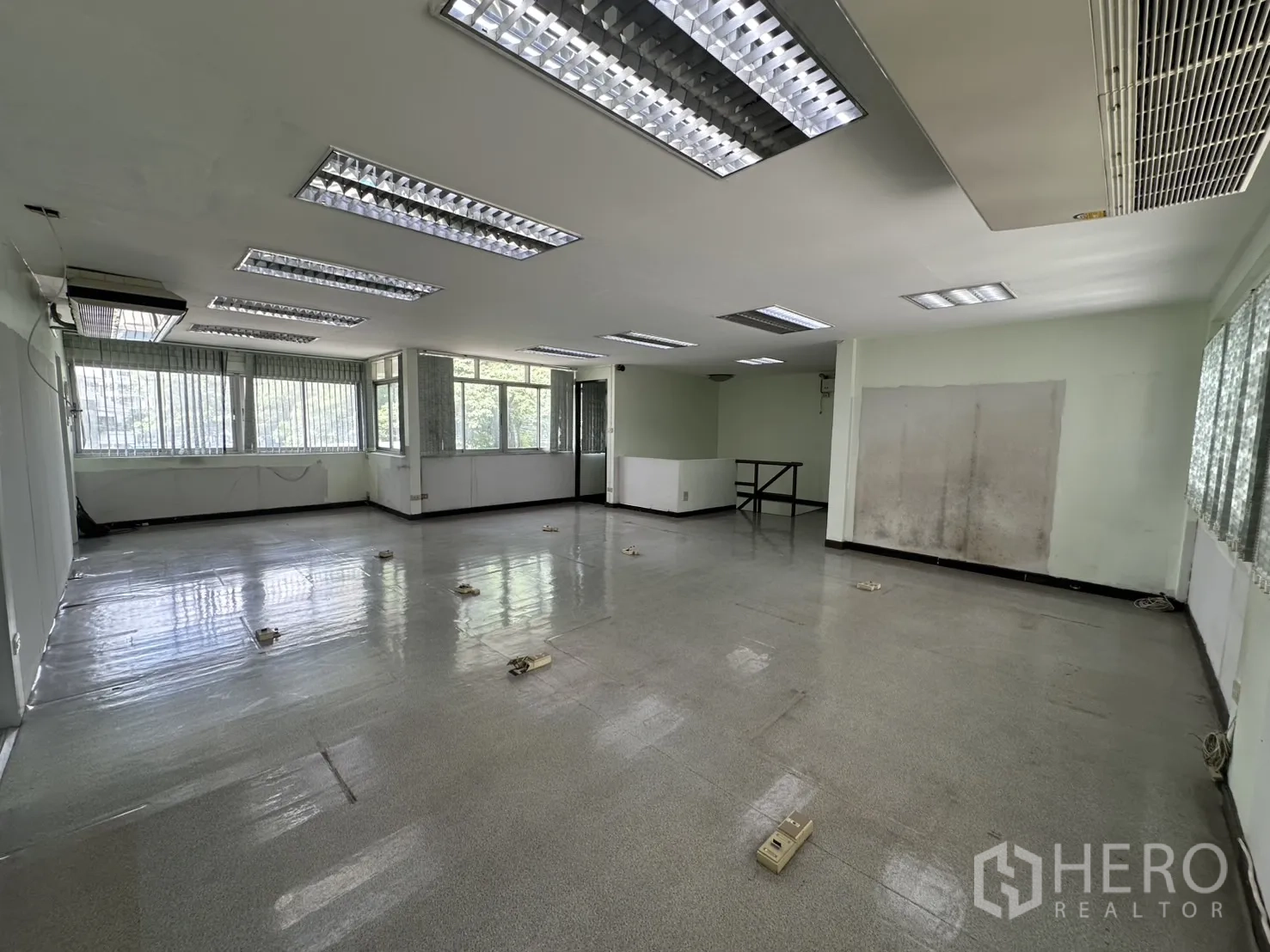 Retail Space for rent in Watthana, Bangkok - Another angle of large upper room with wraparound windows.