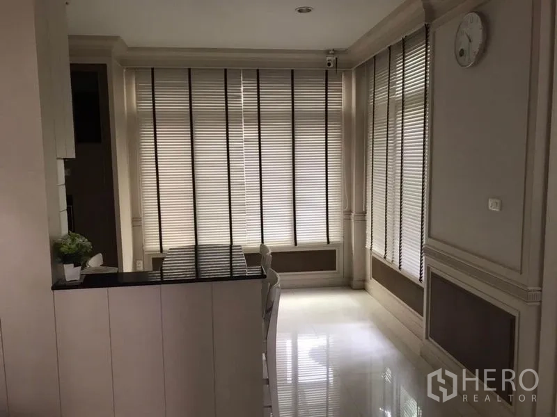 Detached House for rent in Bang Khen, Bangkok - Bright corner with floor-to-ceiling blinds, glossy tile floor and a small breakfast counter.
