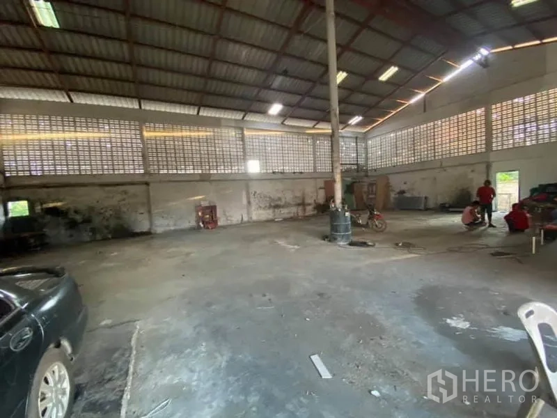 Factory for sale in Nong Chok, Bangkok - Open-plan production space with steel truss roof and wide clear floor area.