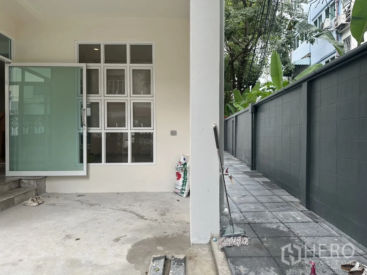 Home Office for rent in Khlong Toei, Bangkok - Covered front porch and side walkway beside the house.