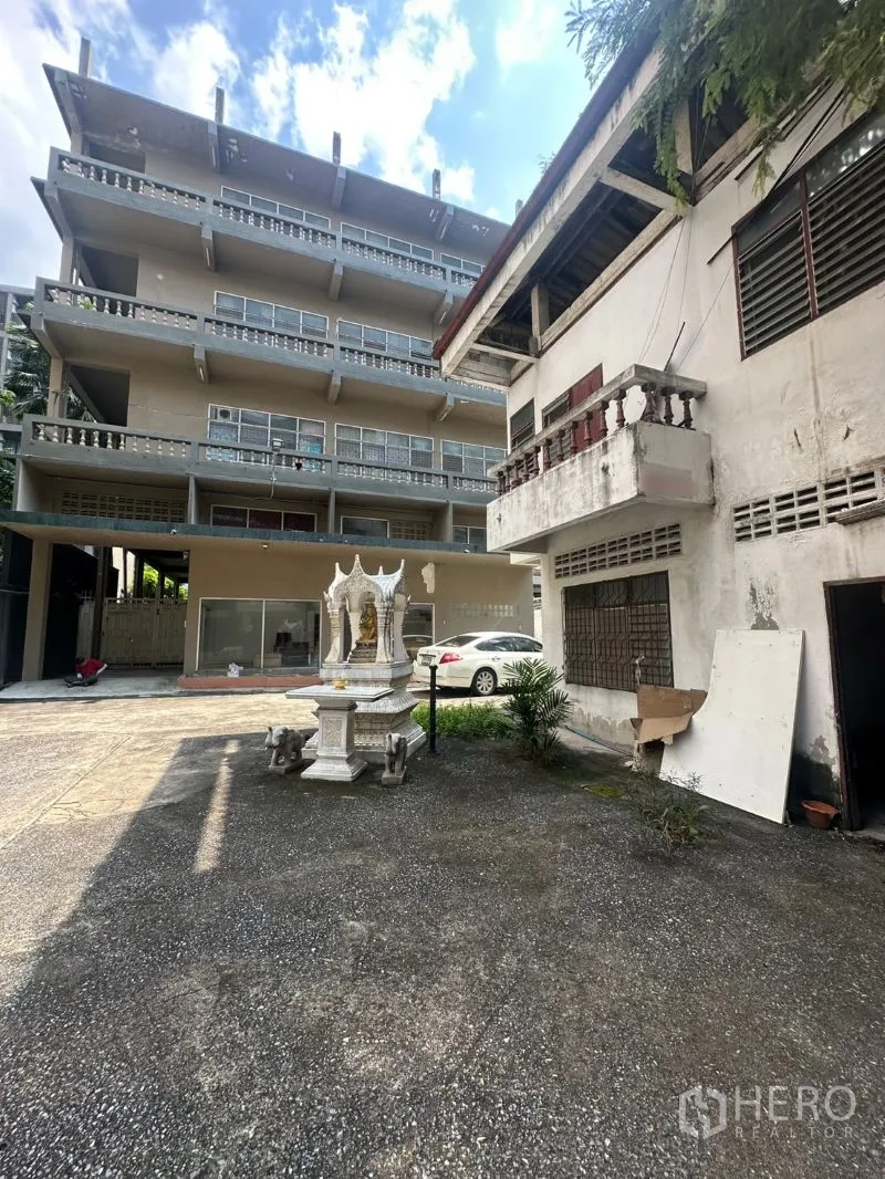 办公空间 出租 - 院落视角，主楼与副楼及佛龛