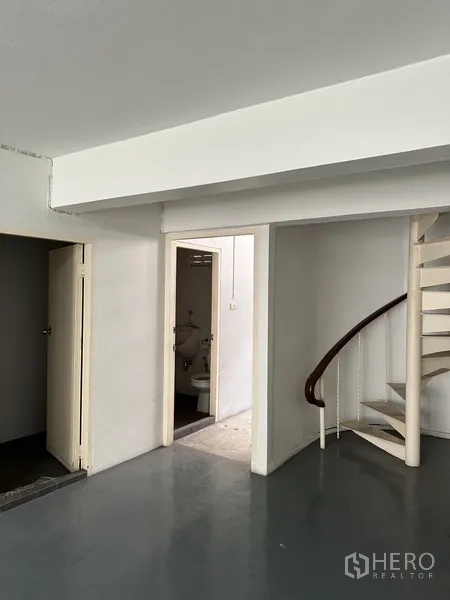 Retail Space for rent in Watthana, Bangkok - Mid-floor space with spiral staircase and access to restroom.