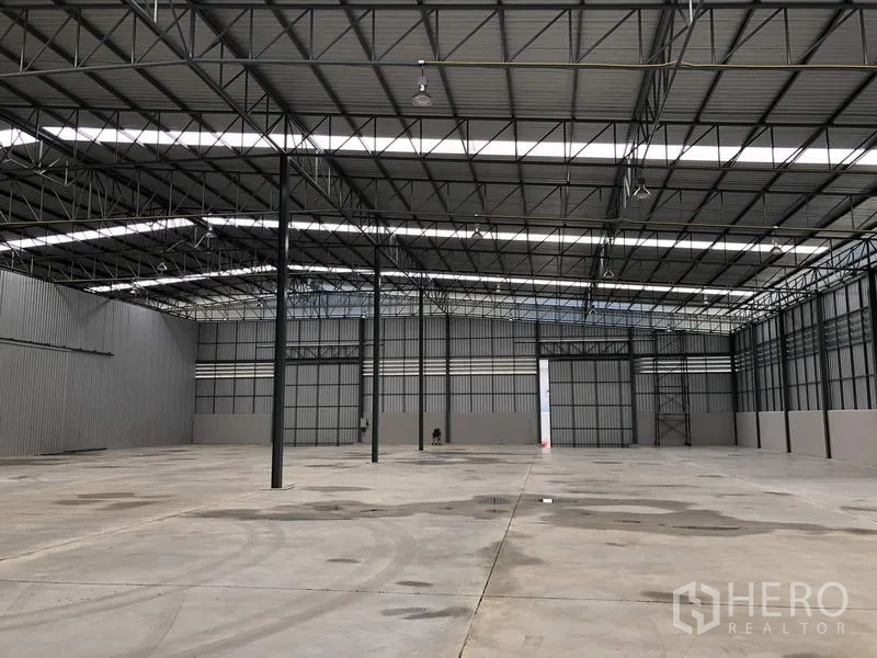 Warehouse for rent in Lat Krabang, Bangkok - Industrial warehouse interior with multiple bays, large sliding doors, and durable concrete slab.