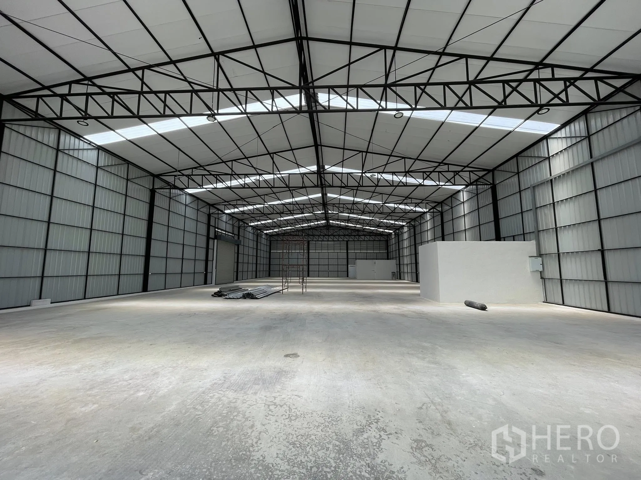 仓库 for rent in Pak Kret, Nonthaburi - 宽跨仓库内部，钢桁架与内部服务间。