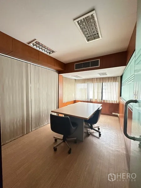 Office Space for rent in Pathum Wan, Bangkok - Compact boardroom with table, chairs and window blinds.