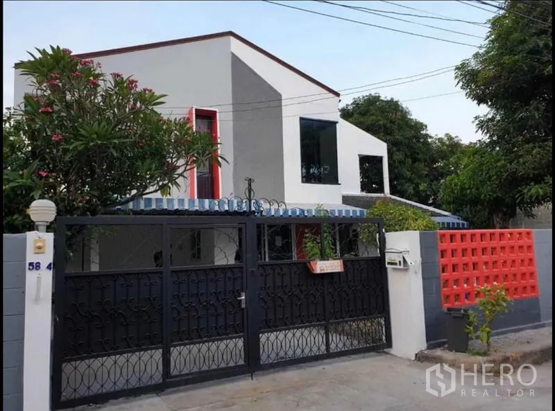 Detached House for rent in Lat Phrao, Bangkok - Street‑facing facade with black metal gate, privacy wall and modern two‑storey exterior.