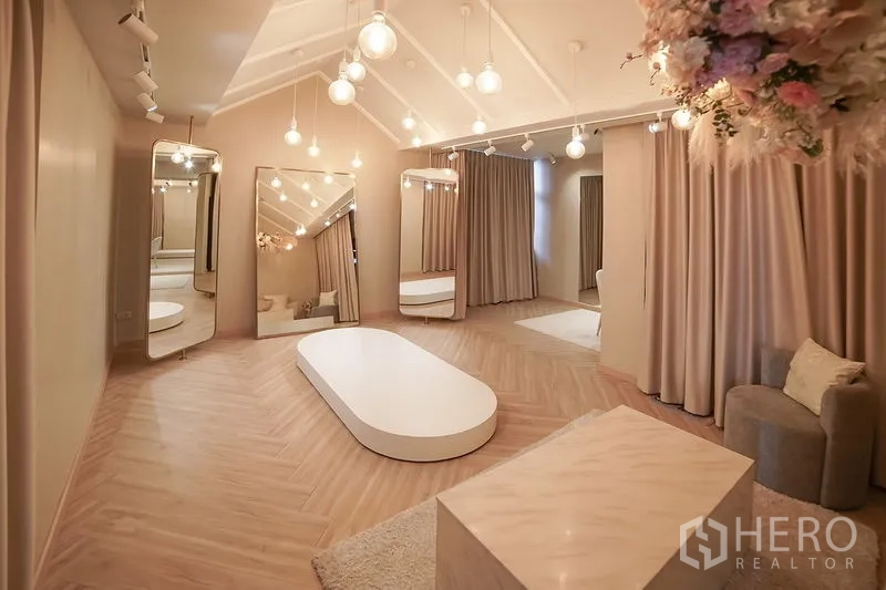 บ้าน ให้เช่าในHuai Khwang, Bangkok - ห้องอเนกประสงค์กว้าง พื้นปาร์เกต์ลายก้างปลา ไฟแขวน และแท่นวงรี