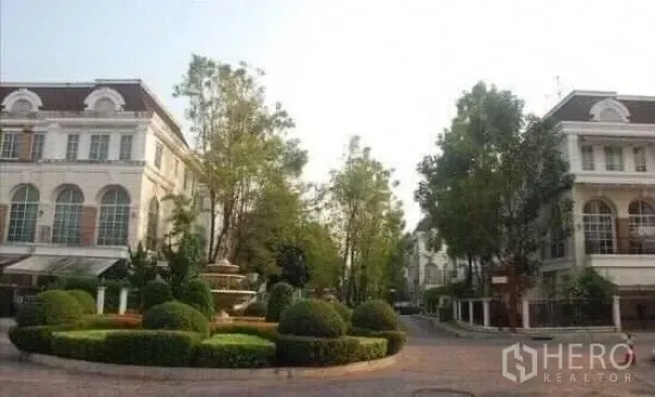 联排别墅 出租在Bang Kapi, Bangkok - 社区内绿意环岛，修剪整齐的灌木、喷泉与经典联排。