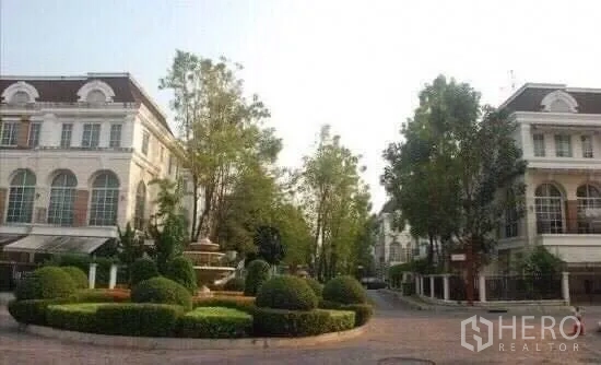 联排别墅 出租在Bang Kapi, Bangkok - 社区内绿意环岛，修剪整齐的灌木、喷泉与经典联排。