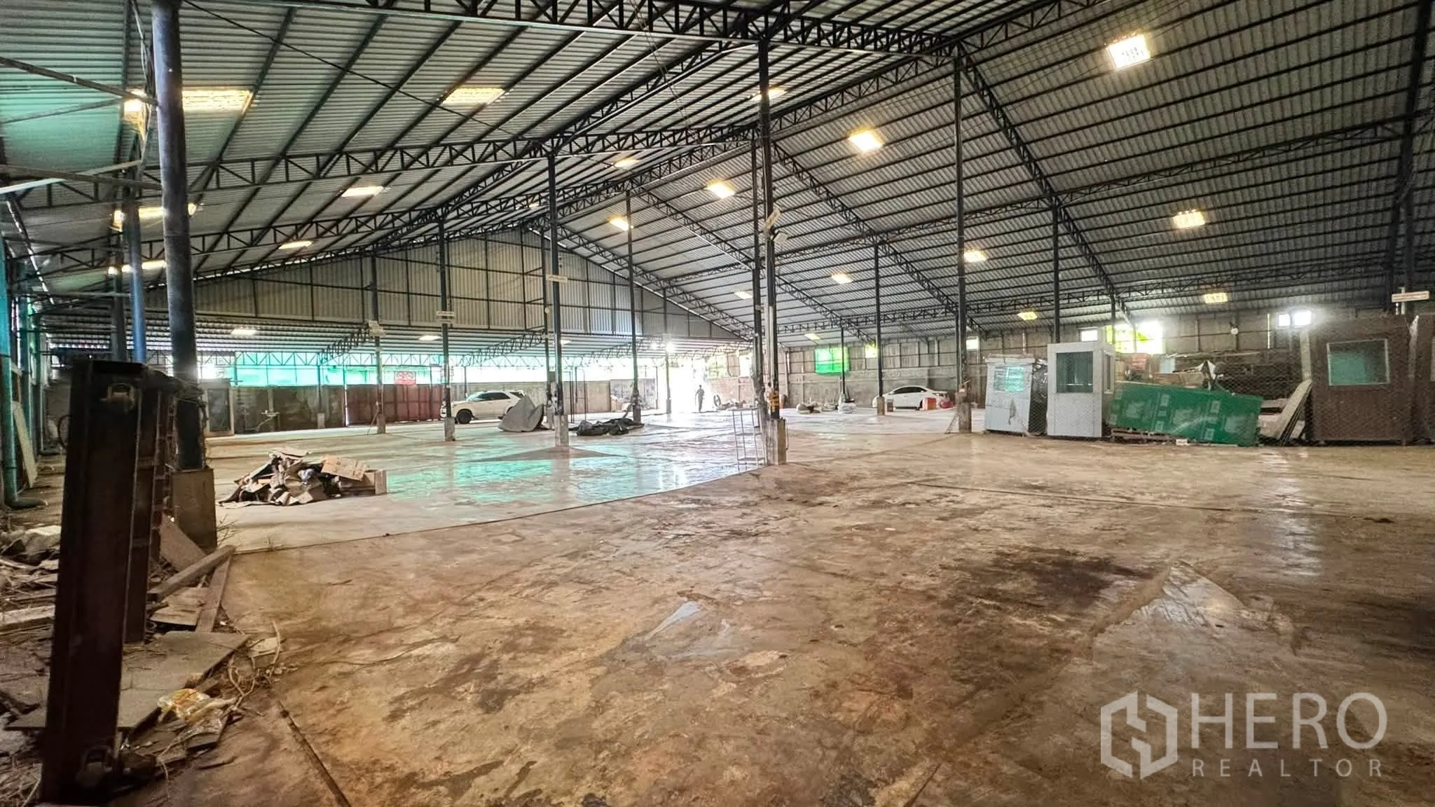 仓库 for rent in Bang Khen, Bangkok - 仓库内部大开间，钢桁架屋顶、照明与混凝土地面。