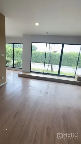 Retail Space for rent in Bang Na, Bangkok - Front display area with full-height windows and a raised platform inside the retail space.