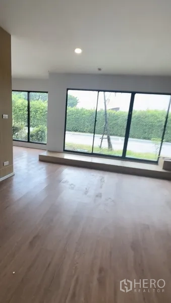 Retail Space for rent in Bang Na, Bangkok - Front display area with full-height windows and a raised platform inside the retail space.