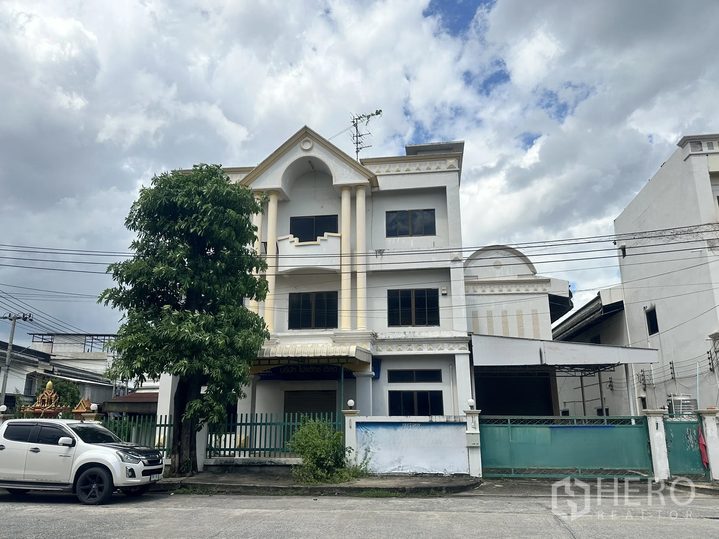 工厂 for sale in Bang Bua Thong, Nonthaburi - 建筑正立面，绿色大门与带顶装卸区
