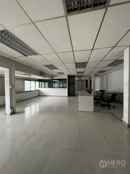 Office Space for rent in Pathum Wan, Bangkok - Large open-plan workspace with grid ceiling, tile flooring and desks.