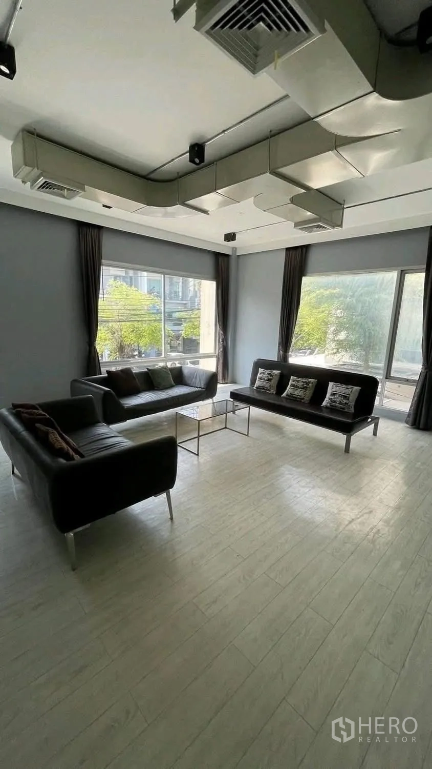 Home Office for rent or sale in Wang Thonglang, Bangkok - Reception or meeting lounge with three sofas and a glass table.