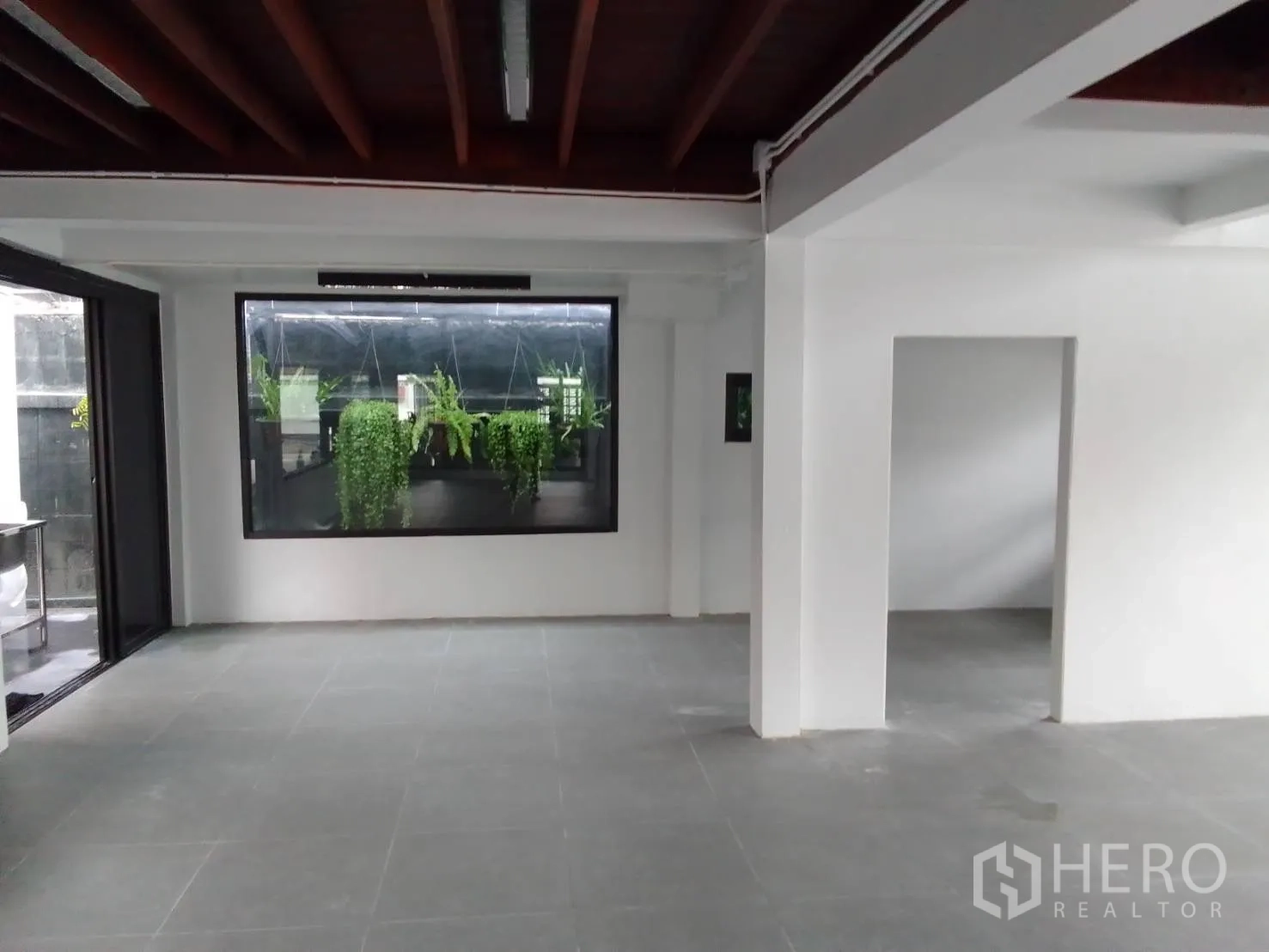 สำนักงานที่บ้าน ให้เช่าในWang Thonglang, Bangkok - โถงชั้นล่างปูกระเบื้องสีเทา พร้อมหน้าต่างมองเห็นสวนแขวน