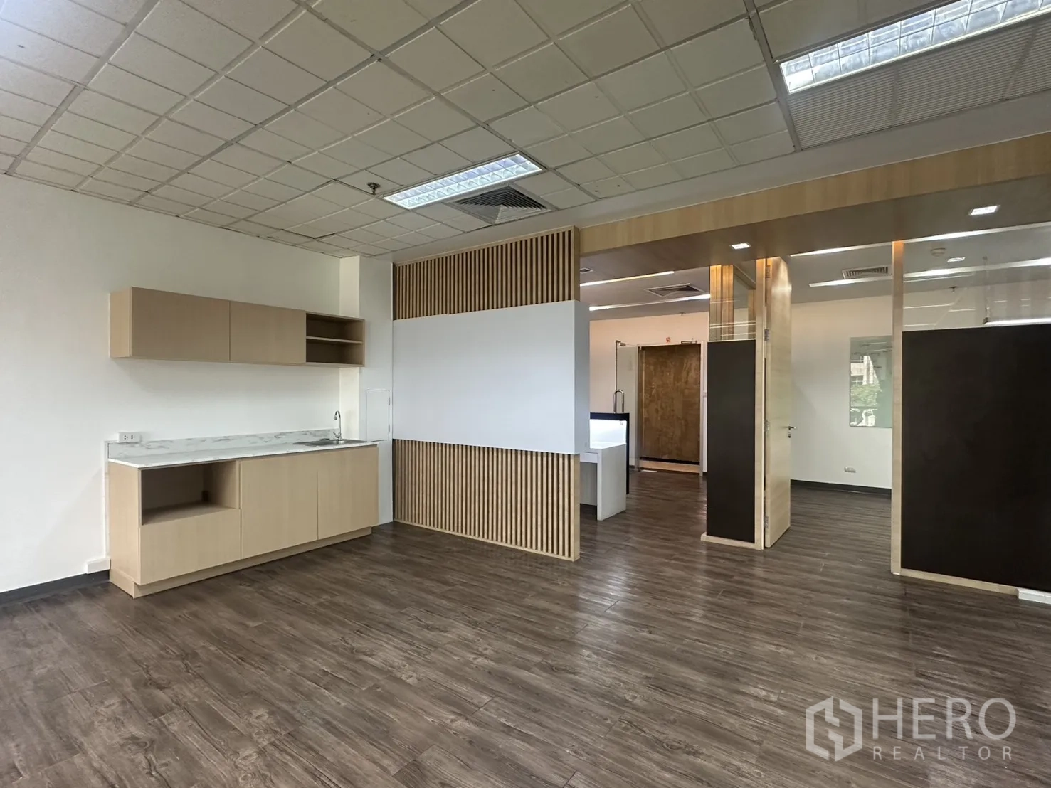 ออฟฟิศ for rent in Pathum Wan, Bangkok - พื้นที่เปิดโล่งพร้อมแพนทรีบิลท์อิน ท็อปหินลาย และผนังตกแต่งไม้