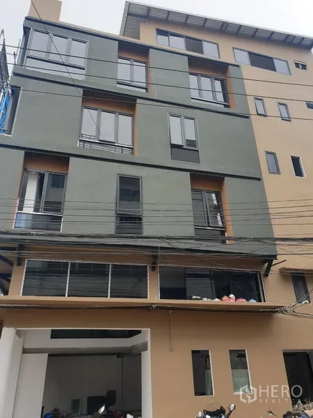 办公空间 出租在Khlong Toei, Bangkok - Khlong Toei 現代辦公樓外立面，多扇窗與街邊電線。