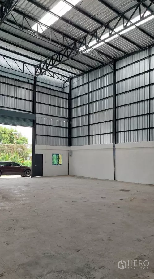Warehouse for rent in Khlong Toei, Bangkok - Spacious warehouse floor with 8.5 m high ceiling and skylight panels.