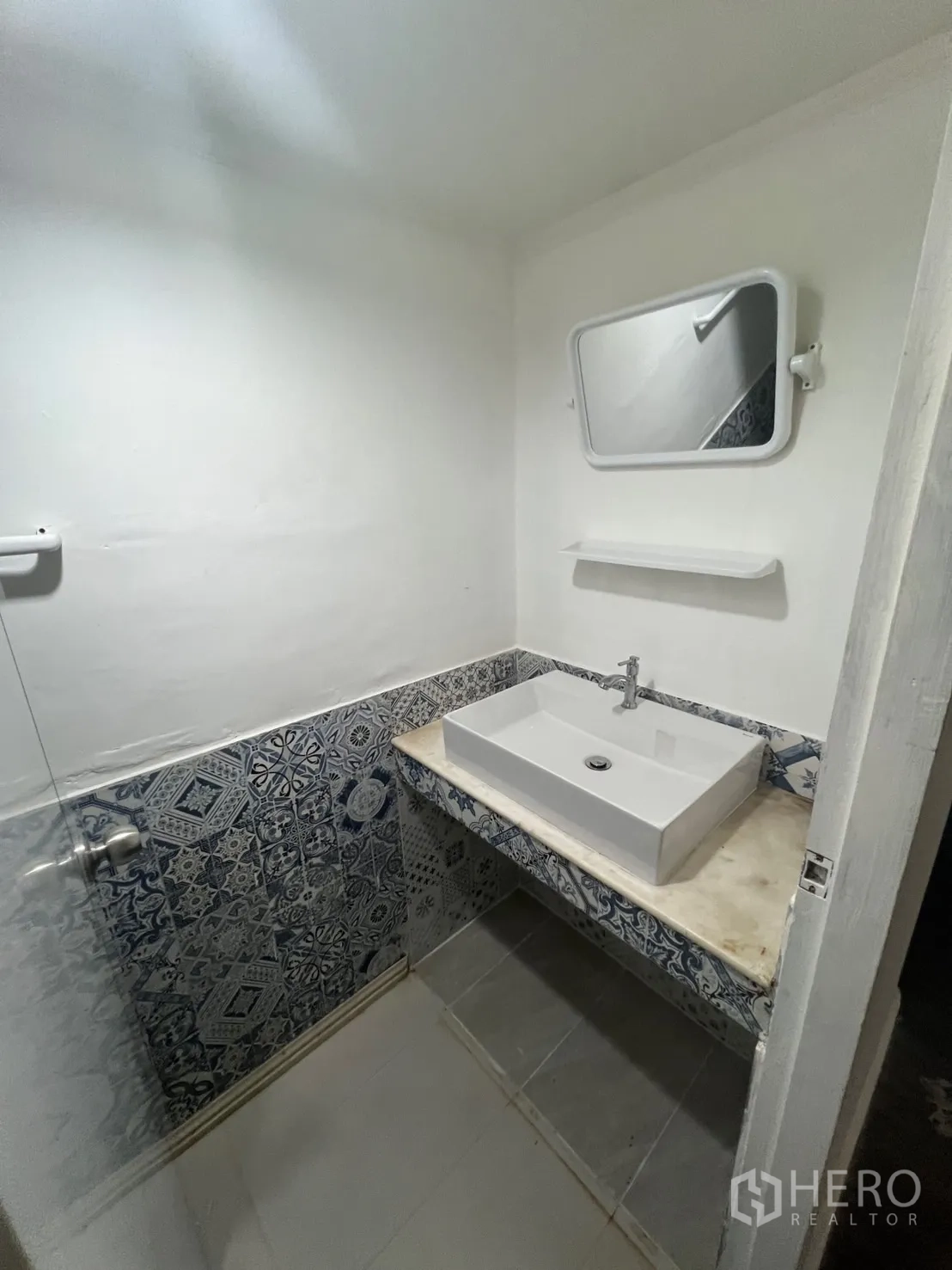 Retail Space for rent in Watthana, Bangkok - Restroom featuring blue-and-white patterned tiles and a rectangular basin.