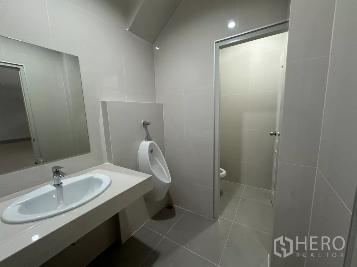 โรงงาน ให้เช่าในBang Phli, Samut Prakan - ห้องน้ำชายพร้อมเคาน์เตอร์อ่างล้างหน้า โถปัสสาวะ และห้องส้วม
