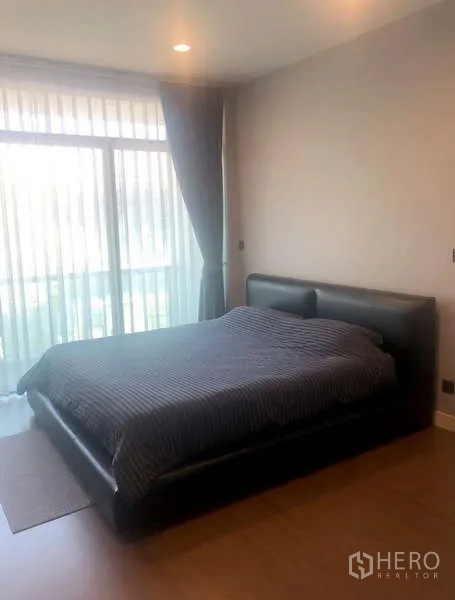 Detached House for rent in Bang Kapi, Bangkok - Cozy bedroom with double bed, floor-to-ceiling window and curtains.