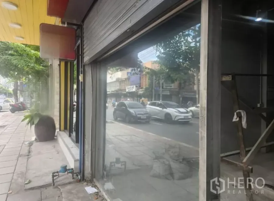 อาคารพาณิชย์ ให้เช่าในWatthana, Bangkok - ด้านหน้าชั้นล่างกระจกของอาคารพาณิชย์ติดถนนเอกมัย ทางเท้ากว้าง