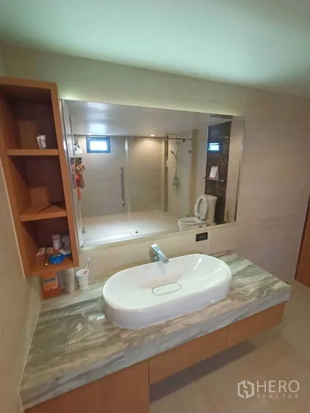 Home Office for rent in Watthana, Bangkok - Bathroom with wide vanity, vessel sink and large mirror.