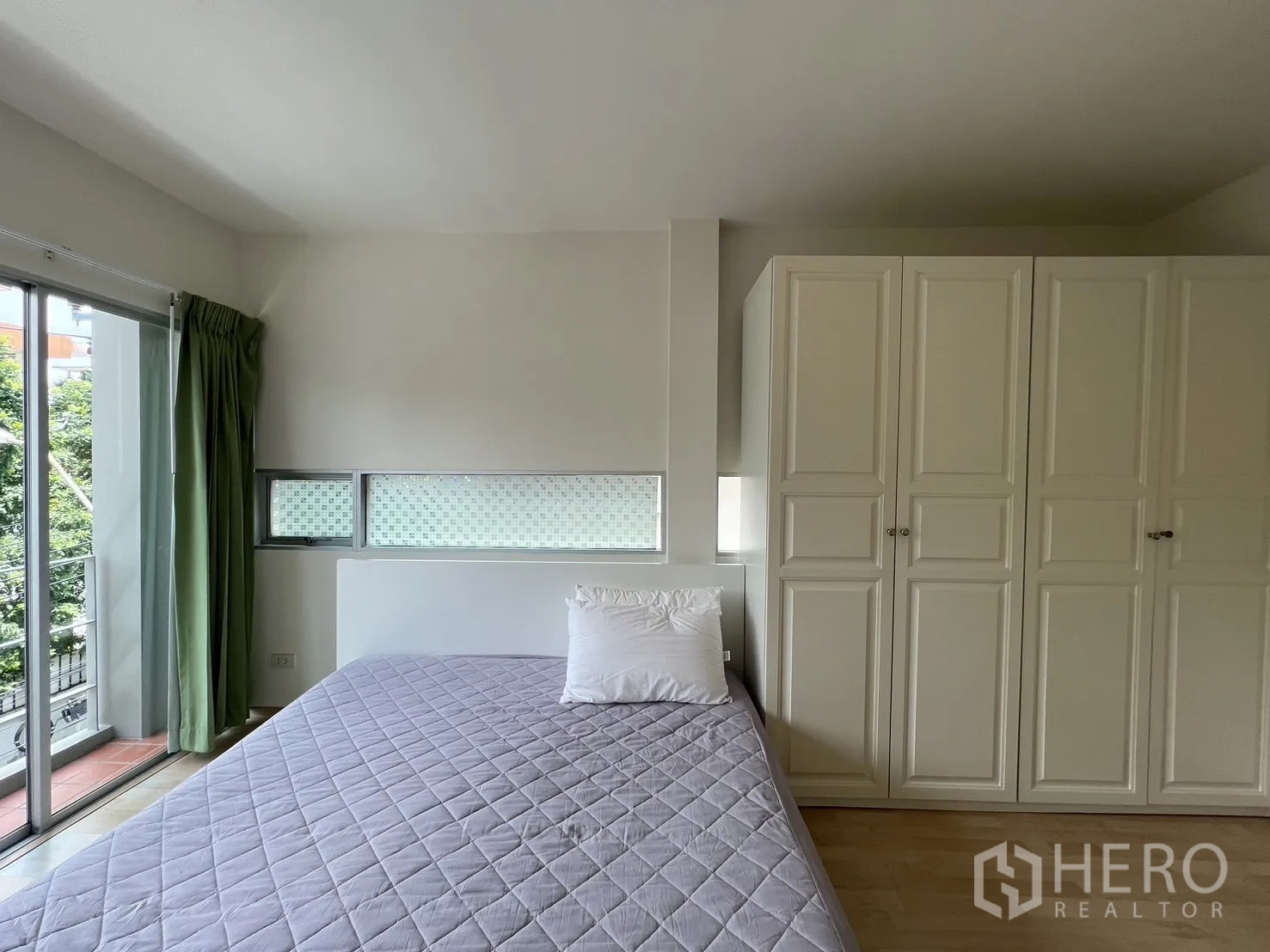 Townhouse for rent in Suan Luang, Bangkok - Bedroom featuring a large wardrobe and floor-to-ceiling windows.