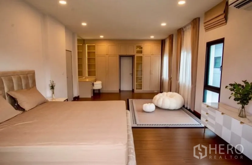 Detached House for rent in Bang Phli, Samut Prakan - Spacious master bedroom with built-in wardrobes, dressing table and seating area.