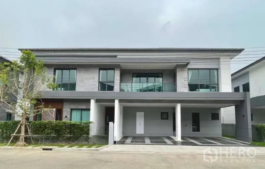 Detached House for rent in Bang Phli, Samut Prakan - Front elevation of The City Bangna Kanchanaphisek house with wide carport.