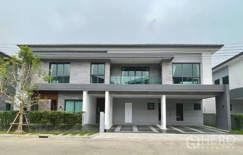 Detached House for rent in Bang Phli, Samut Prakan - Front elevation of The City Bangna Kanchanaphisek house with wide carport.