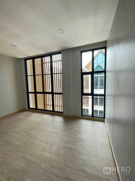 带办公室的家 出租在Bang Kapi, Bangkok - 私密办公室，设高挑黑框窗与外部格栅景观。