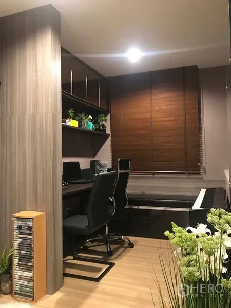 Townhouse for rent in Suan Luang, Bangkok - Compact home office with built-in desk, shelving and wooden blinds.