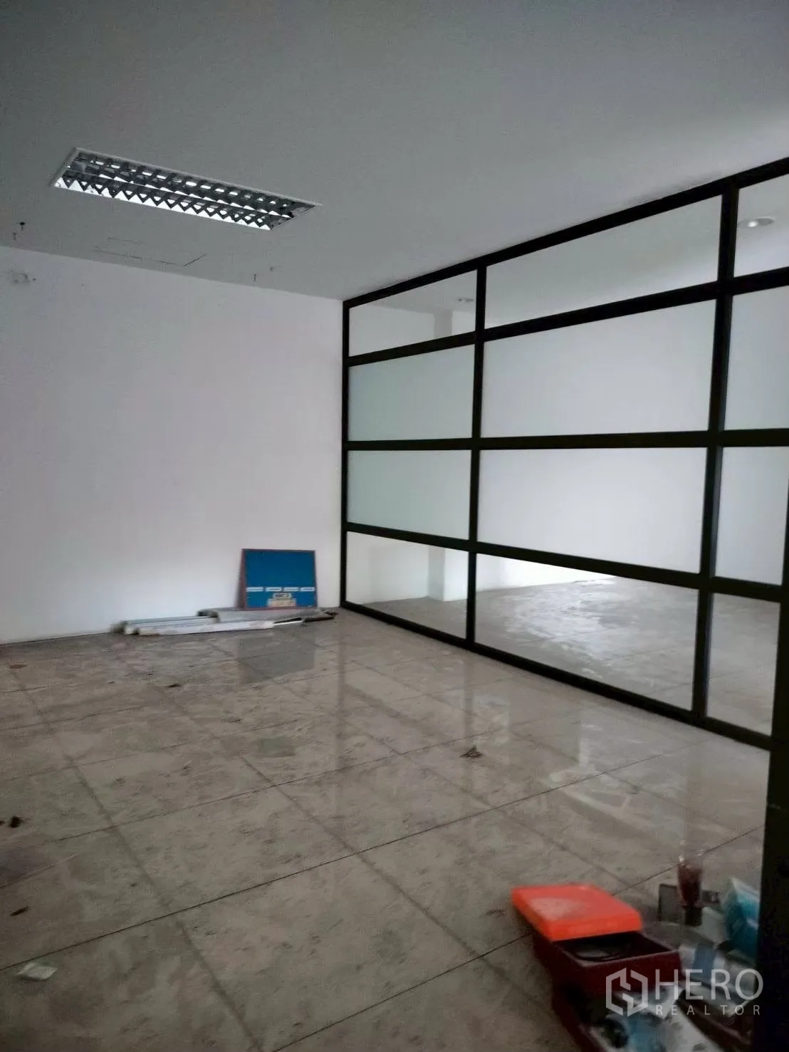 工厂 for sale in Bang Phli, Samut Prakan - 办公室房间，瓷砖地面，黑色框玻璃隔断与嵌入式照明。