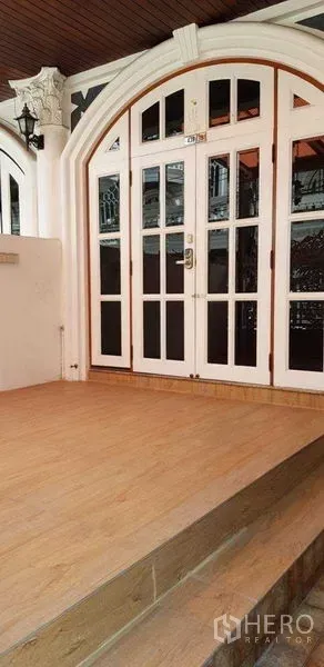 带办公室的家 出租在Watthana, Bangkok - 白色拱形入户门与玻璃门，带有遮蔽门廊