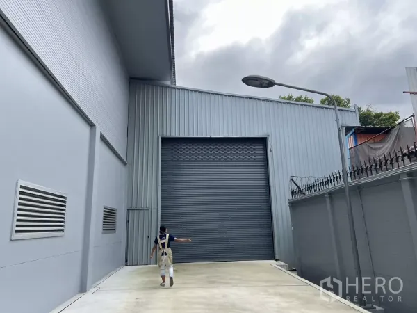 货栈 出租在Yan Nawa, Bangkok - 装卸区域及超大卷帘门，旁有安全围墙通道。