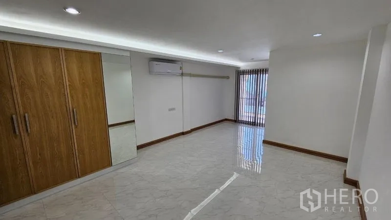 สำนักงานที่บ้าน ให้เช่าในBang Na, Bangkok - ห้องกว้างพร้อมตู้บิวท์อิน กระจกเงา เครื่องปรับอากาศ และพื้นกระเบื้องเงา