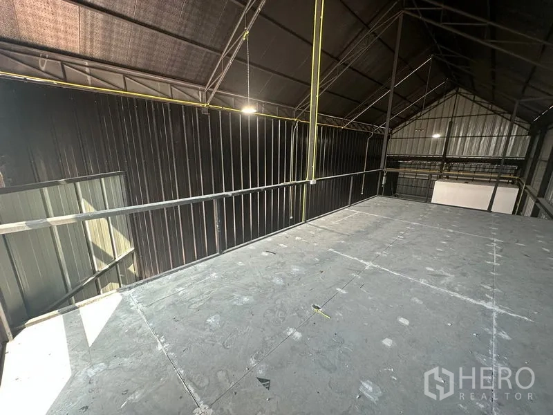 Warehouse for rent in Bueng Kum, Bangkok - Sturdy mezzanine platform with safety railing beneath a steel truss roof.