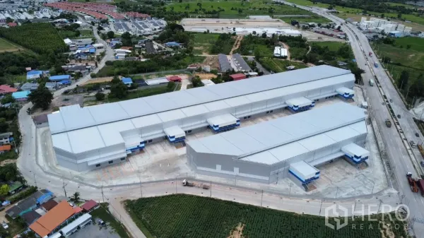 工厂 出租在Bang Lamung, Chon Buri - 俯瞰图：邦拉蒙现代物流仓库园区，带多处装卸月台与周边道路