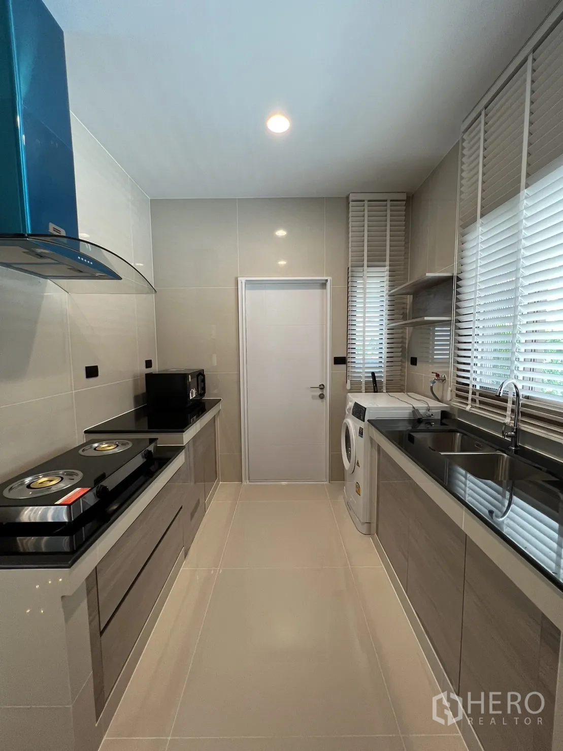 Detached House for rent in Bang Kapi, Bangkok - Fully fitted closed kitchen with hob, hood, sink and washing machine.