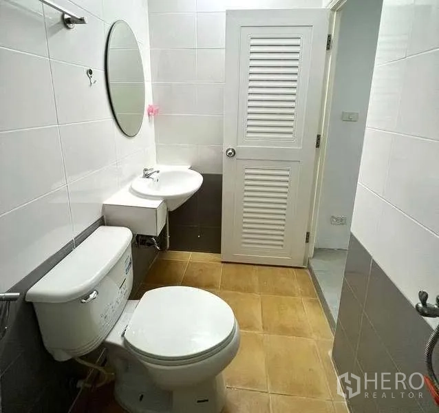 Factory for rent or sale in Mueang Samut Sakhon, Samut Sakhon - Additional restroom with white tiles, basin and toilet.