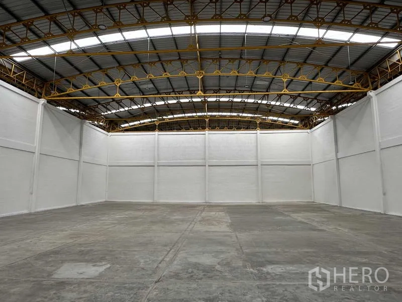 Factory for rent in Bang Phli, Samut Prakan - Open production area with polished concrete floor and high insulated roof.