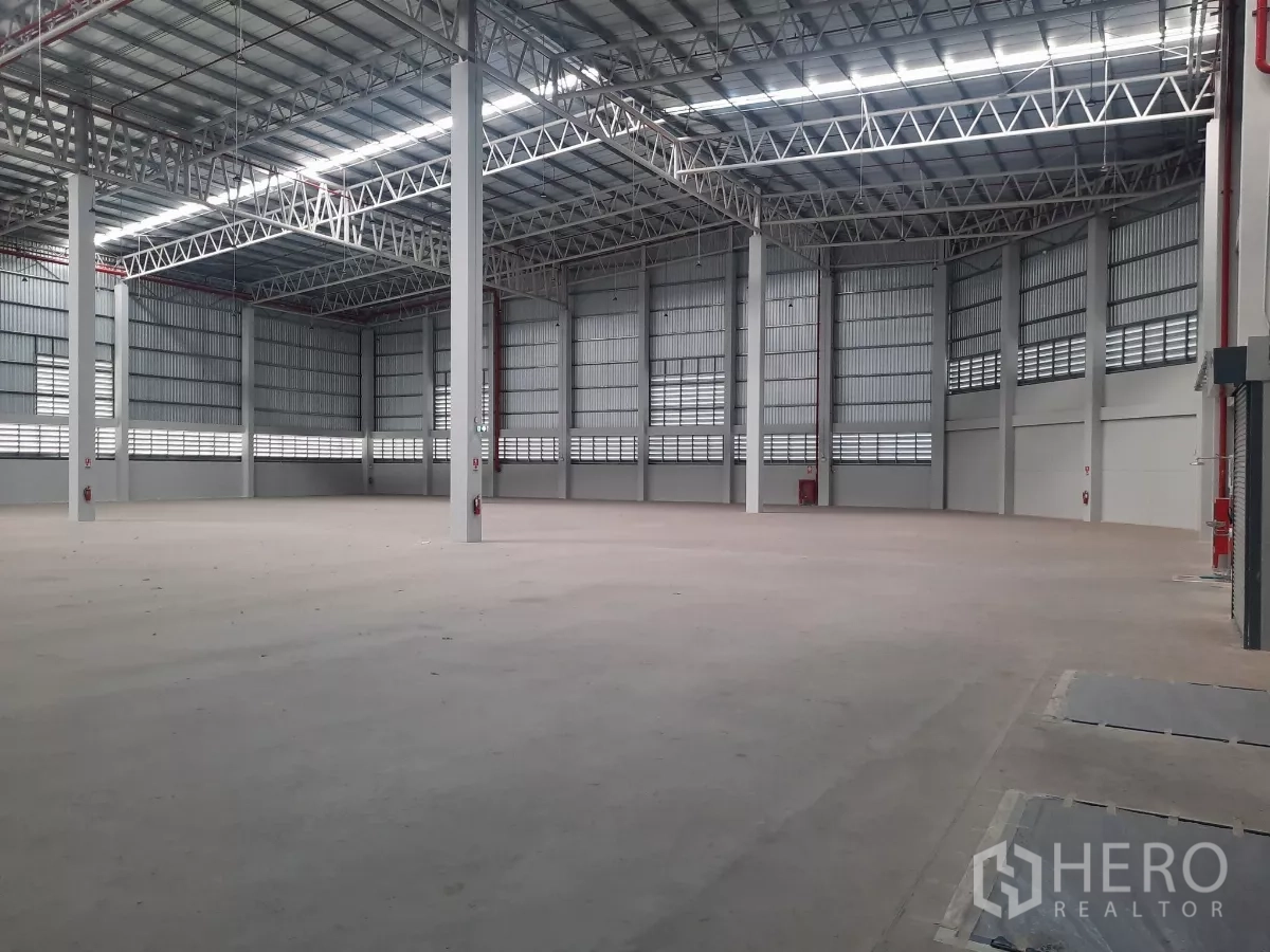 โรงงาน ให้เช่าในBang Lamung, Chon Buri - ฮอลล์คลังสินค้า หลังคาเหล็ก ระบบสปริงเกอร์ และพื้นคอนกรีตเรียบ