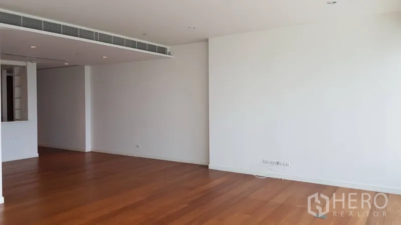 Condominium for rent in Pathum Wan, Bangkok - Open-plan living and dining area with built-in air-conditioning duct.