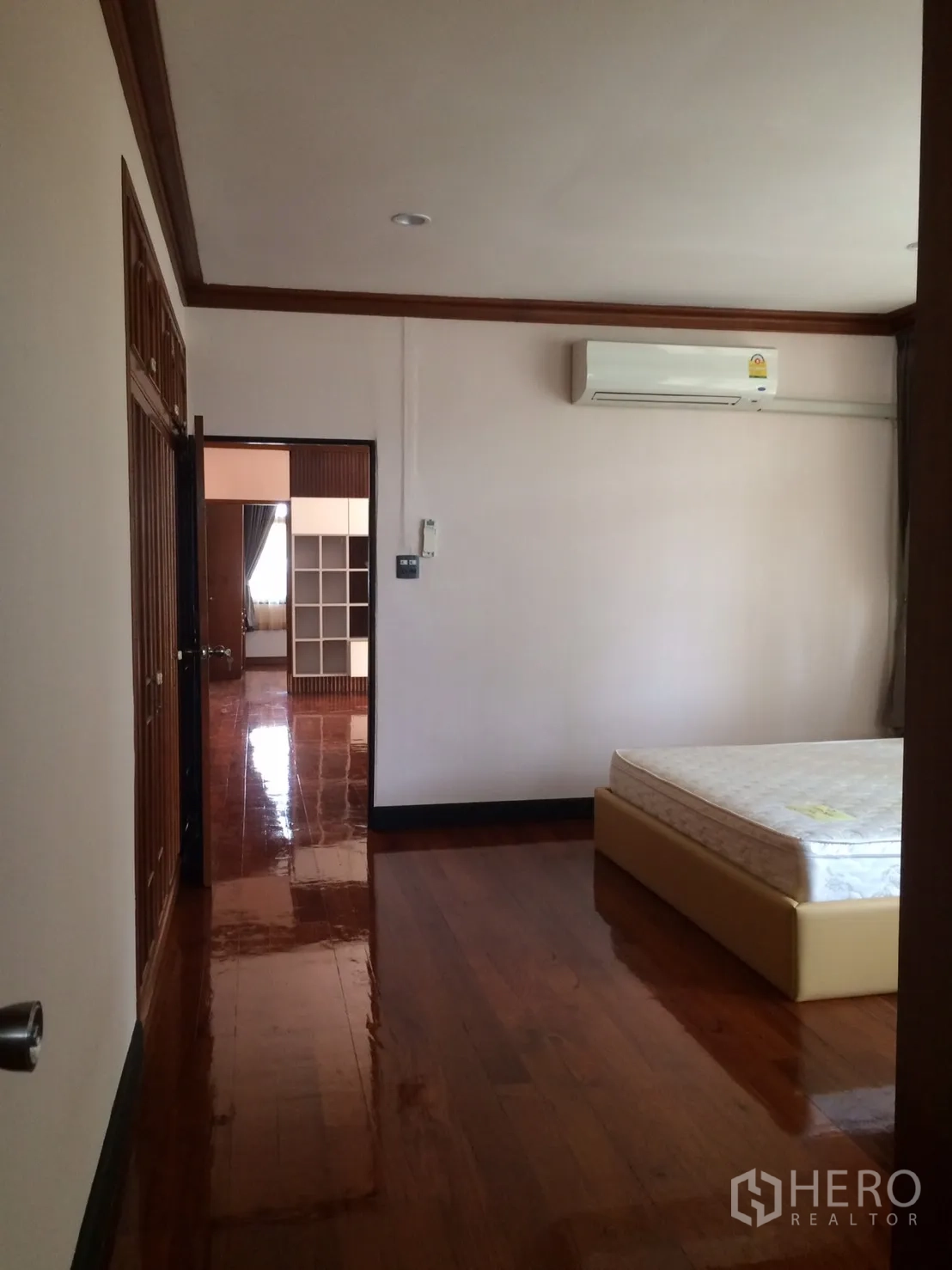 Detached House for rent in Khlong Toei, Bangkok - Bedroom with mattress, air conditioning and wooden trim.