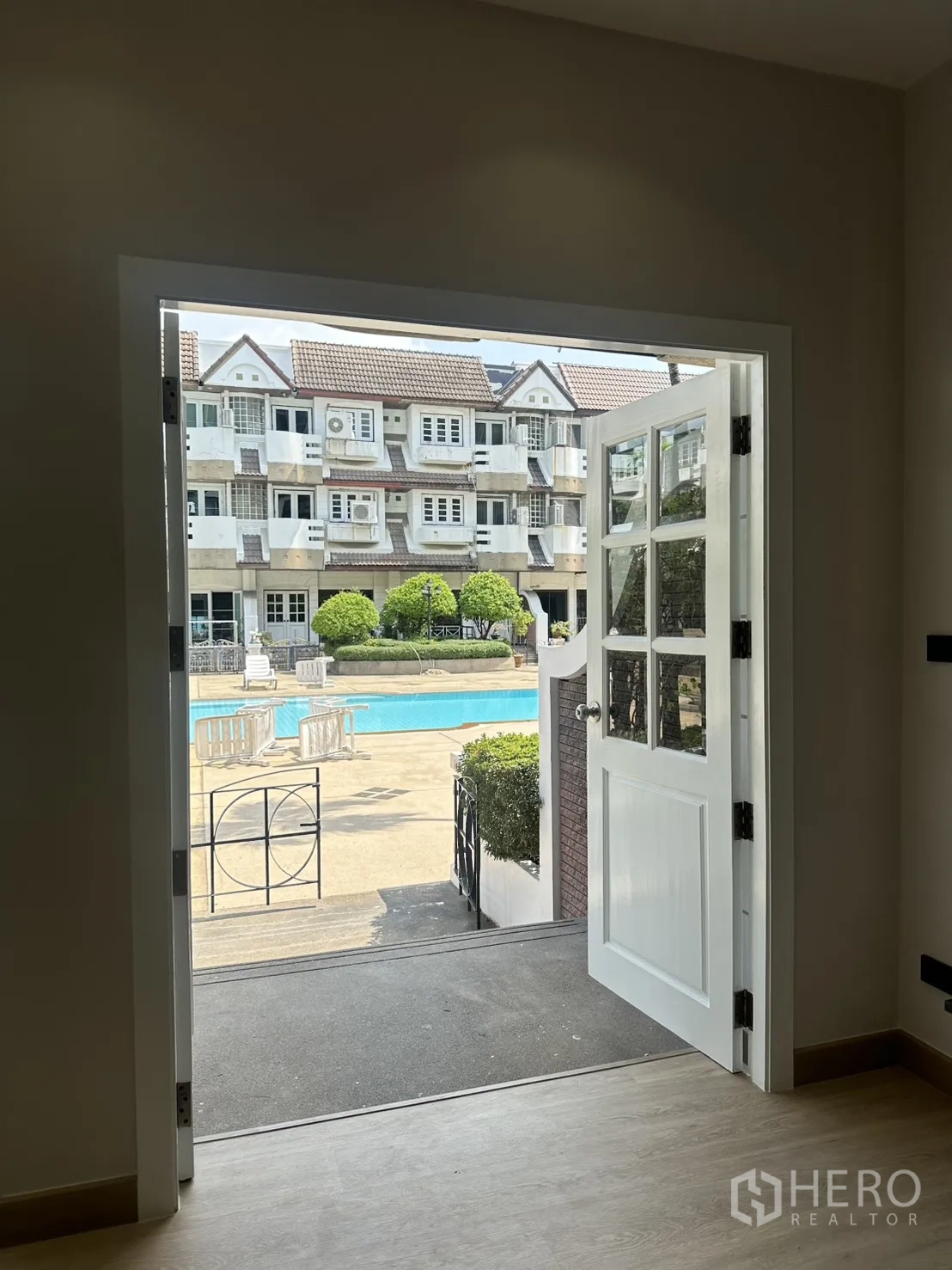 Home Office for rent in Watthana, Bangkok - Doorway opening directly to the courtyard by the communal swimming pool.