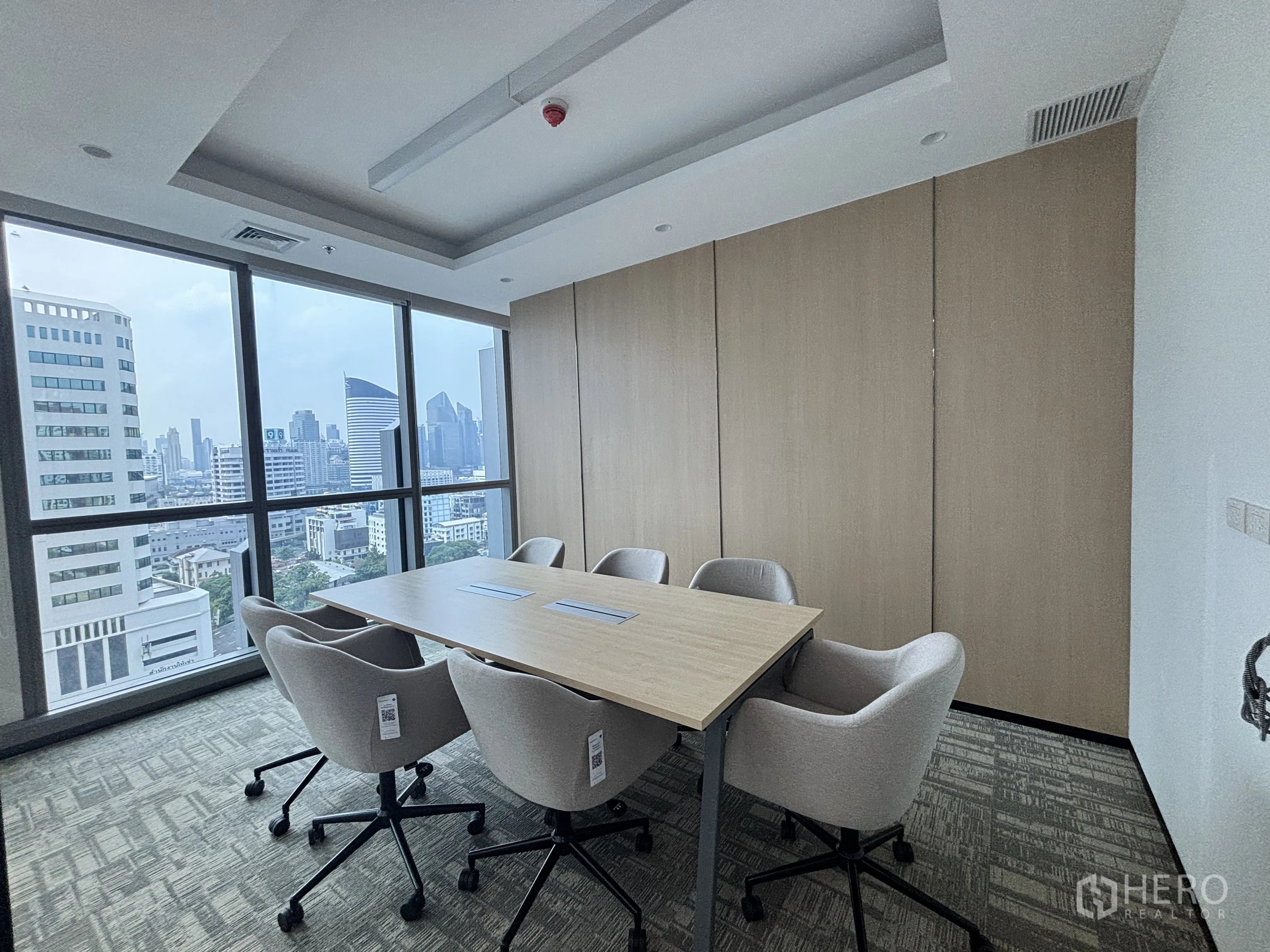 Office Space for rent in Huai Khwang, Bangkok - Glass-walled meeting room with a 6–8 seat conference table, carpet tiles and skyline outlook.