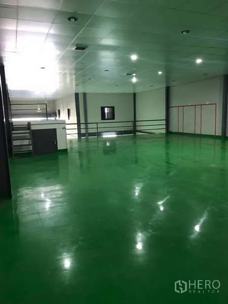 Factory for rent in Bang Phli, Samut Prakan - Large mezzanine floor with handrails and bright ceiling lights.