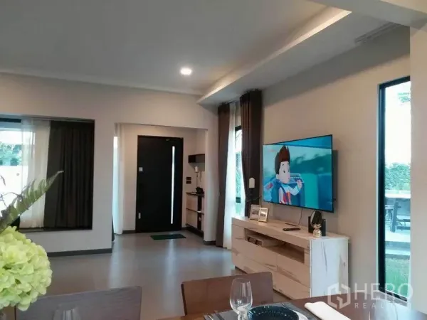 Townhouse for rent in Bang Phli, Samut Prakan - Entrance hall with TV console, floor-to-ceiling windows, and recessed lighting.